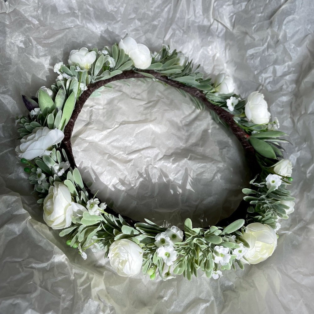 Beautiful floral crown/ headpiece. Brand New. Never worn.